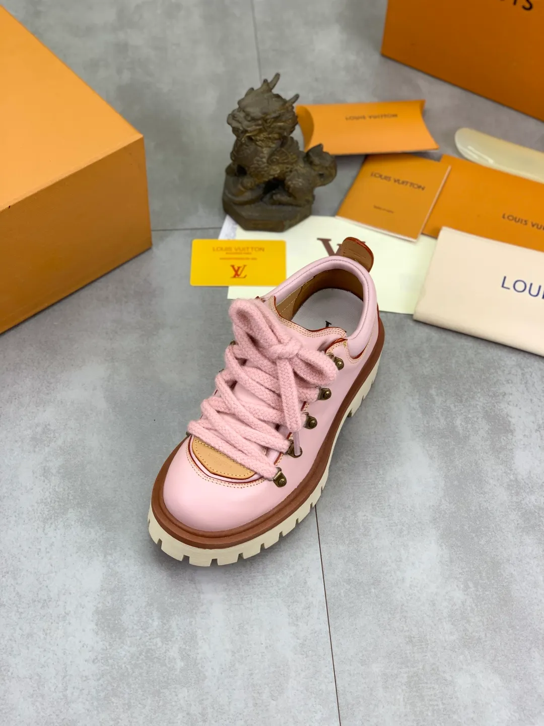Men's shoes 💰P680 new LV | Louis Vuitton 🧡💚2025 autumn and winter new models, top version ⚠️ The counter features the latest LV REMIX lace-up mountaineering derby shoes, new hard goods 🆕 ❥BS purchasing level! Full of high-end feel! A popular model among bloggers at home and abroad, it’s retro and fashionable, and looks stunning on your feet! Mainly recommended models on the official website★ ━━━━━ ЅᏇєєt ━━━━━ ▪️Upper: top-grade first-layer cowhide ▪️Lining: imported sheepskin ▪️Outsole: original open-molded TPU non-slip outsole ▪️Sole height: 3.5cm ▪️Shoe size: Women 35-41 (41 customization is not returnable) Male 39-45 (46 customized, non-refundable)